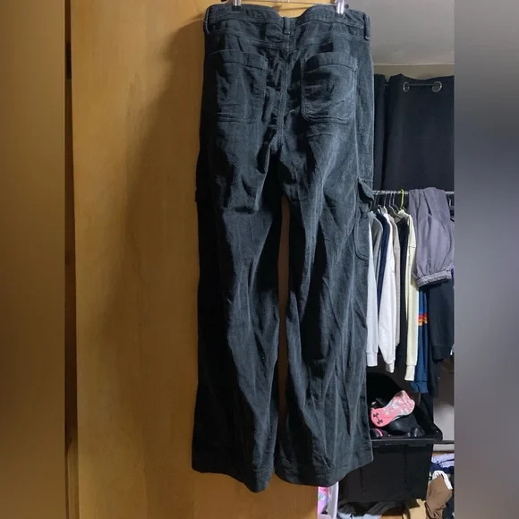 American eagle 
Black Cargo Pants - Picture 2 of 4